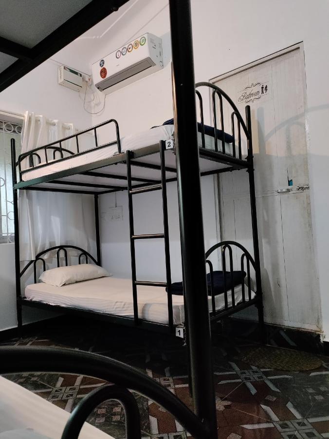 Goanvibes Hostel Anjuna Exterior photo